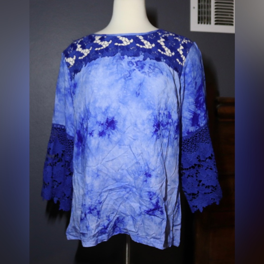 Ire tie-dye blue tip with lace on top and sleeves, size XL